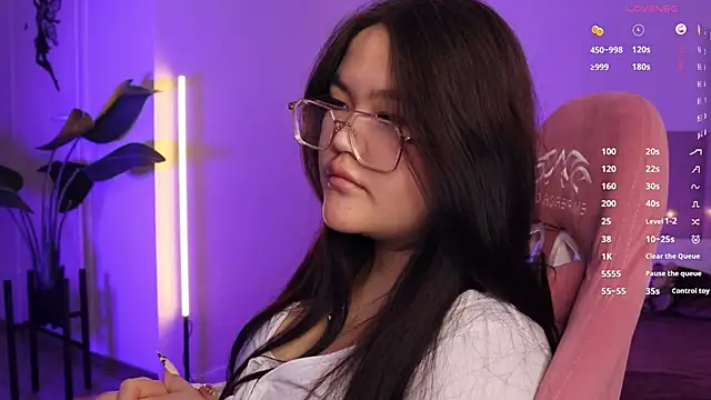 Snapshot of VeneraMai chatting on 12.02.25 VeneraMai online show from 12.02.25