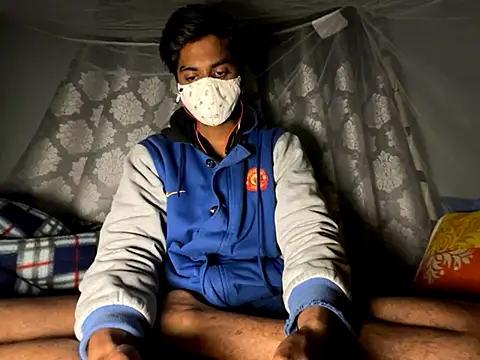 Snapshot of hunterboy2001 chatting on 12.01.25 hunterboy2001 online show from 12.01.25