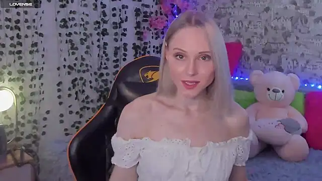 Snapshot of Gina_Gina_love chatting on 06.22.26 Gina Gina love online show from 06.22.26