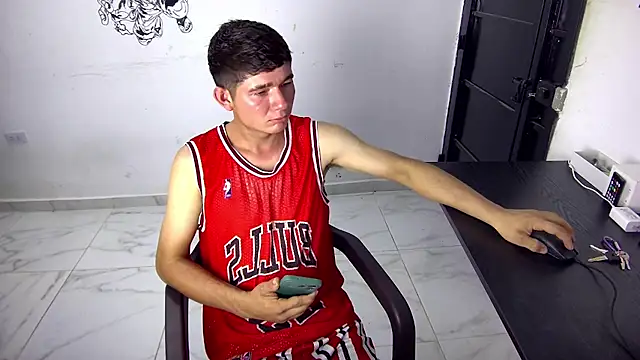 Snapshot of elcalienticooo chatting on 12.04.25 elcalienticooo online show from 12.04.25