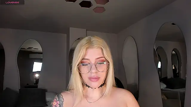 Snapshot of MadisonKane chatting on 05.12.26 MadisonKane online show from 05.12.26