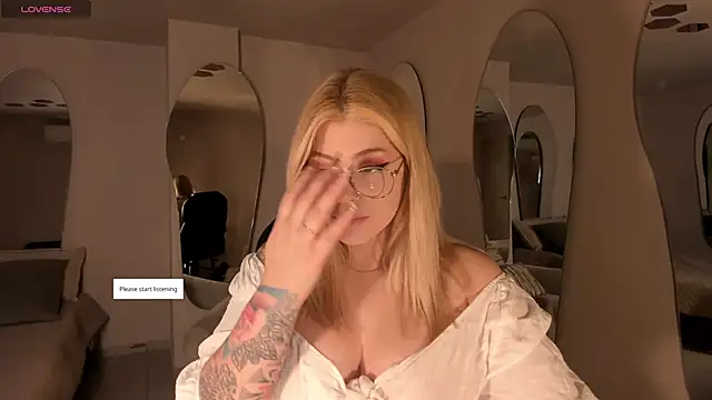 Snapshot of MadisonKane chatting on 05.17.26 MadisonKane online show from 05.17.26