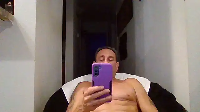 Snapshot of johnnymarino1010 chatting on 04.28.26 johnnymarino1010 online show from 04.28.26