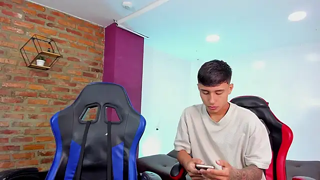 HotThreesoome online show from 04.14.26