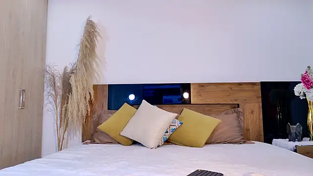 LucyHanks online show from 02.24.26