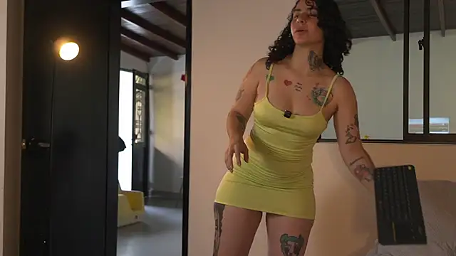 Snapshot of Estefania_Velez chatting on 06.18.26 Estefania Velez online show from 06.18.26