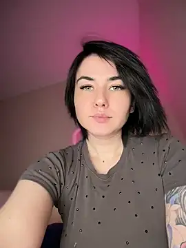 Snapshot of Xavelle chatting on 06.18.26 Xavelle online show from 06.18.26