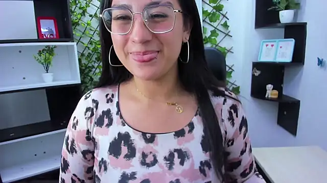 Snapshot of sophi_hardd_ chatting on 04.24.26 sophi hardd online show from 04.24.26