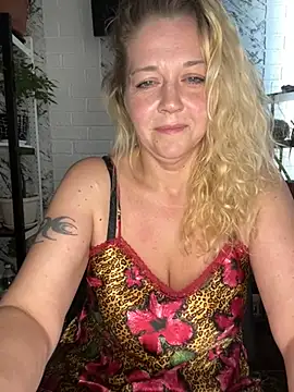 JenniferCarmen online show from 07.04.26