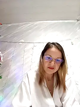 Snapshot of NikkyNatural chatting on 12.17.25 NikkyNatural online show from 12.17.25