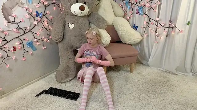 ViollaBloom online show from 12.22.25