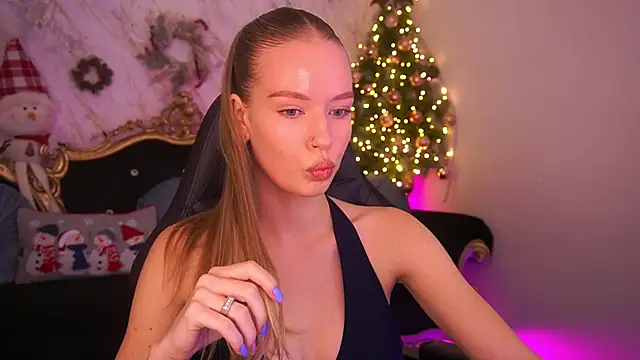 Snapshot of MollyyMayy chatting on 12.22.25 MollyyMayy online show from 12.22.25