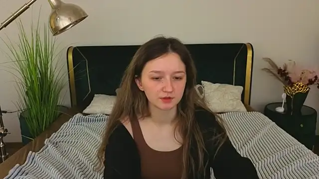 Snapshot of CyrenaLuxe chatting on 03.29.26 CyrenaLuxe online show from 03.29.26