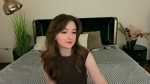 Snapshot of CyrenaLuxe chatting on 04.21.26 CyrenaLuxe online show from 04.21.26