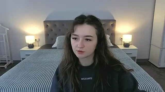 Snapshot of CyrenaLuxe chatting on 04.28.26 CyrenaLuxe online show from 04.28.26