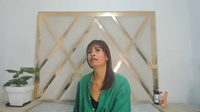 Snapshot of Selenaasm chatting on 02.16.26 Selenaasm online show from 02.16.26