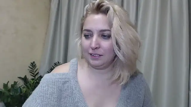 Snapshot of sweetpussy13 chatting on 12.17.24 sweetpussy13 online show from 12.17.24