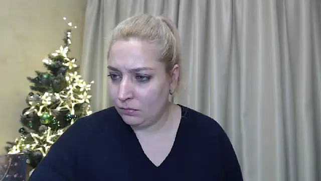 Snapshot of sweetpussy13 chatting on 12.20.24 sweetpussy13 online show from 12.20.24