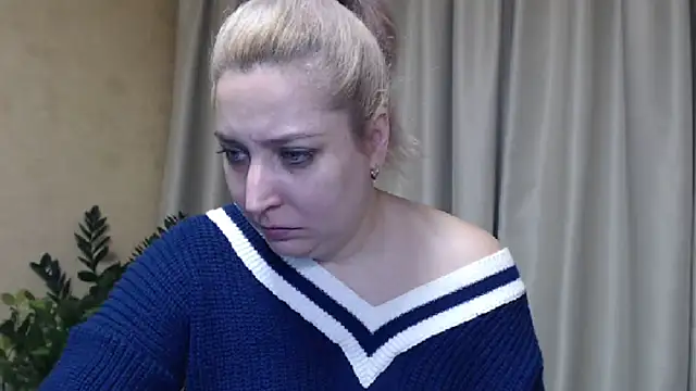 Snapshot of sweetpussy13 chatting on 02.02.25 sweetpussy13 online show from 02.02.25