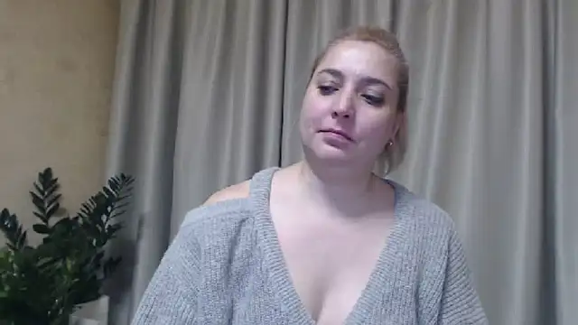 Snapshot of sweetpussy13 chatting on 02.05.25 sweetpussy13 online show from 02.05.25