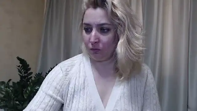 Snapshot of sweetpussy13 chatting on 03.23.25 sweetpussy13 online show from 03.23.25