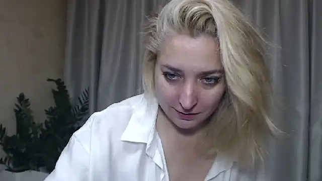 Snapshot of sweetpussy13 chatting on 09.19.25 sweetpussy13 online show from 09.19.25