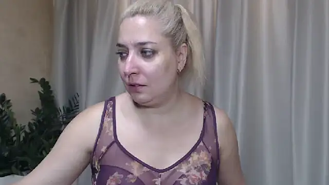 Snapshot of sweetpussy13 chatting on 09.20.25 sweetpussy13 online show from 09.20.25