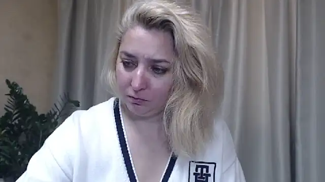 Snapshot of sweetpussy13 chatting on 10.23.25 sweetpussy13 online show from 10.23.25
