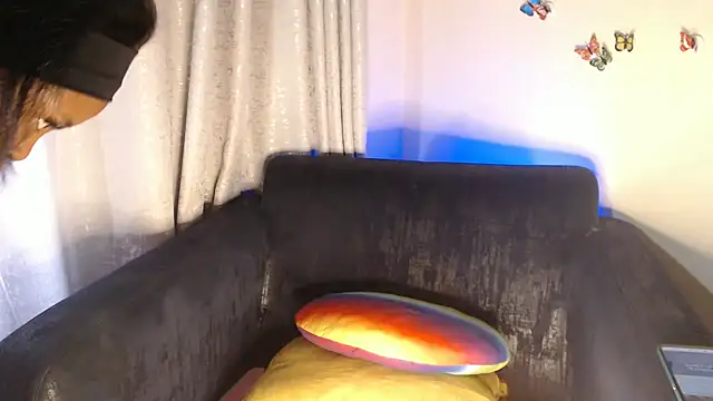 Snapshot of UzuriZahra01 chatting on 02.25.26 UzuriZahra01 online show from 02.25.26