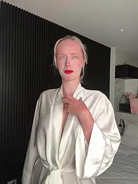 Snapshot of SunnyShiney chatting on 02.14.26 SunnyShiney online show from 02.14.26