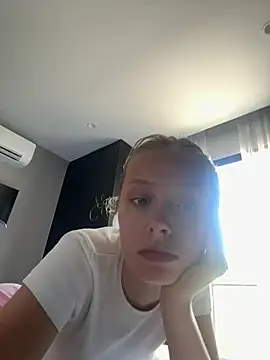 Snapshot of SunnyShiney chatting on 02.24.26 SunnyShiney online show from 02.24.26