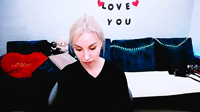 Snapshot of Hanna--Sweet chatting on 04.21.26 Hanna--Sweet online show from 04.21.26