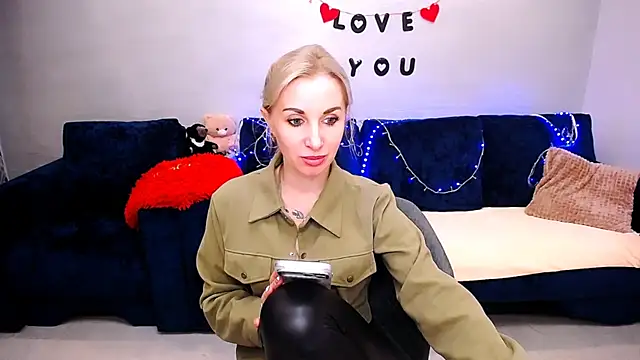 Snapshot of Hanna--Sweet chatting on 04.27.26 Hanna--Sweet online show from 04.27.26