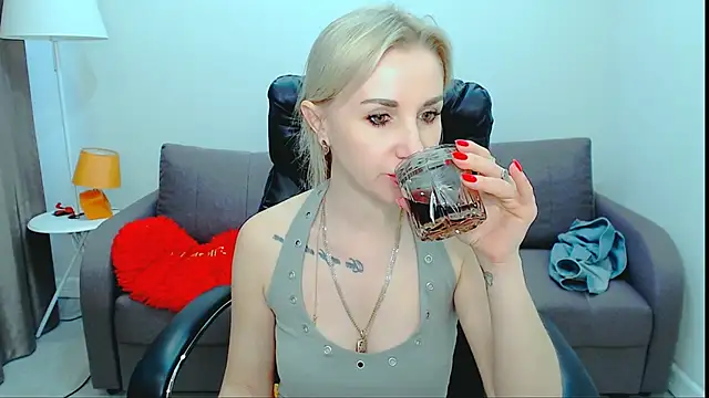 Snapshot of Hanna--Sweet chatting on 05.15.26 Hanna--Sweet online show from 05.15.26