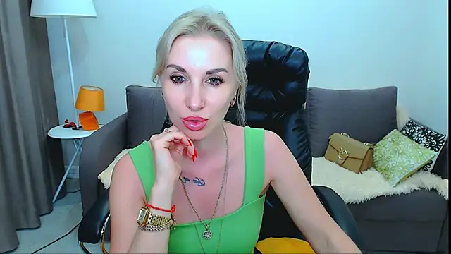 Snapshot of Hanna--Sweet chatting on 05.21.26 Hanna--Sweet online show from 05.21.26