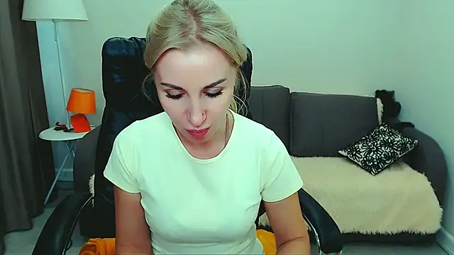 Snapshot of Hanna--Sweet chatting on 06.04.26 Hanna--Sweet online show from 06.04.26