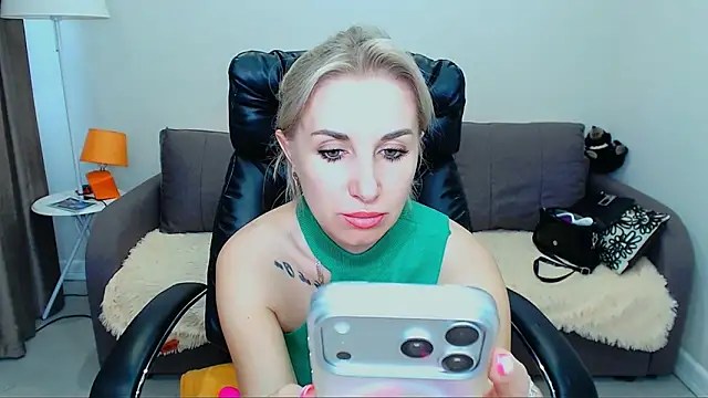 Snapshot of Hanna--Sweet chatting on 06.16.26 Hanna--Sweet online show from 06.16.26