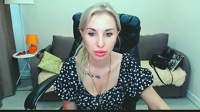 Snapshot of Hanna--Sweet chatting on 07.25.26 Hanna--Sweet online show from 07.25.26