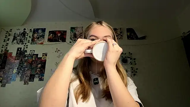 Snapshot of JanelBray chatting on 12.18.25 JanelBray online show from 12.18.25