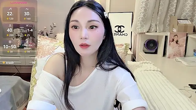 Snapshot of YUO-UU chatting on 12.18.25 YUO-UU online show from 12.18.25