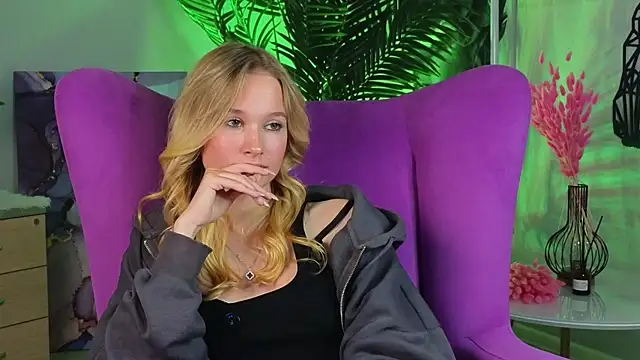 Snapshot of ElizFait chatting on 12.14.25 ElizFait online show from 12.14.25