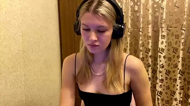 Snapshot of SkyeDavis chatting on 01.10.26 SkyeDavis online show from 01.10.26