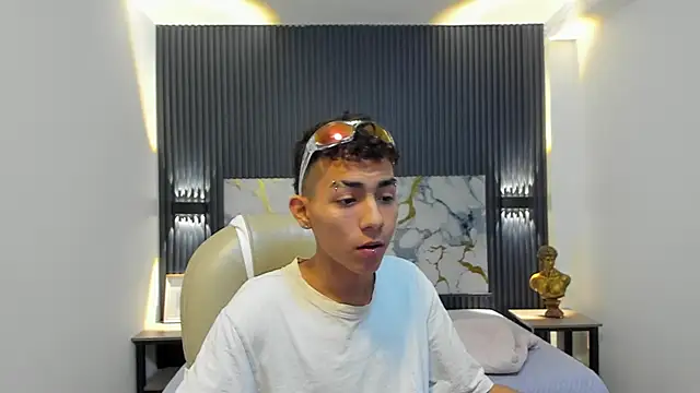 Snapshot of TaylerMiles chatting on 01.14.26 TaylerMiles online show from 01.14.26