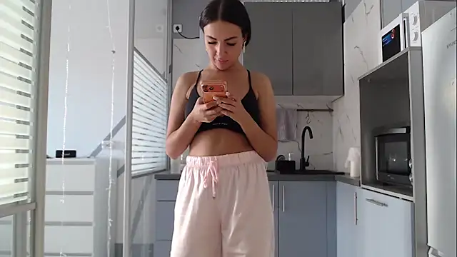 Snapshot of MilaMex chatting on 04.09.26 MilaMex online show from 04.09.26