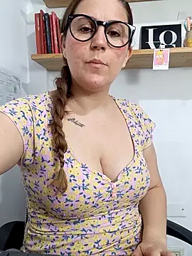 Snapshot of SofiEsteves chatting on 04.18.26 SofiEsteves online show from 04.18.26