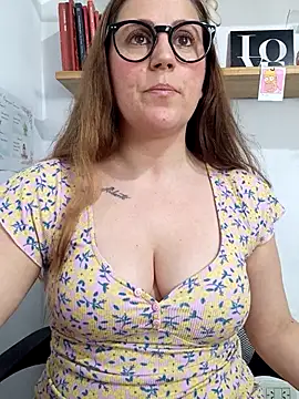Snapshot of SofiEsteves chatting on 04.18.26 SofiEsteves online show from 04.18.26