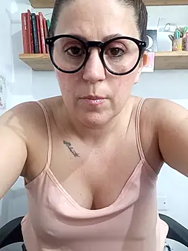 Snapshot of SofiEsteves chatting on 04.21.26 SofiEsteves online show from 04.21.26