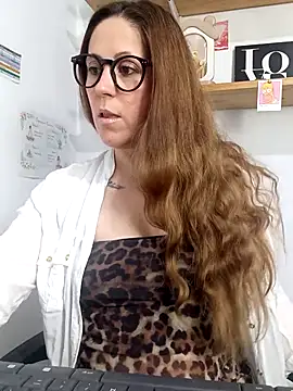 Snapshot of SofiEsteves chatting on 04.25.26 SofiEsteves online show from 04.25.26