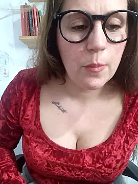 Snapshot of SofiEsteves chatting on 04.28.26 SofiEsteves online show from 04.28.26