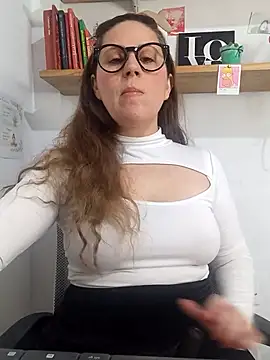 Snapshot of SofiEsteves chatting on 05.01.26 SofiEsteves online show from 05.01.26